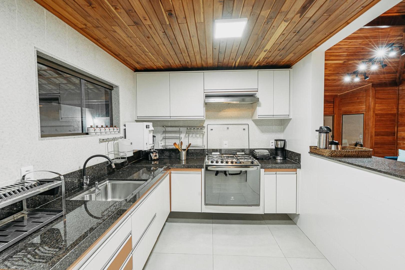 Casadecastelhanos, Quadra Do Mar De Castelhanos, 4 Suites Com Ar, Churrasqueira, Piscina, Hidromassagem, Cozinha Integrada Gourmet Ideal Para Familia E Amigos Anchieta  Exterior foto